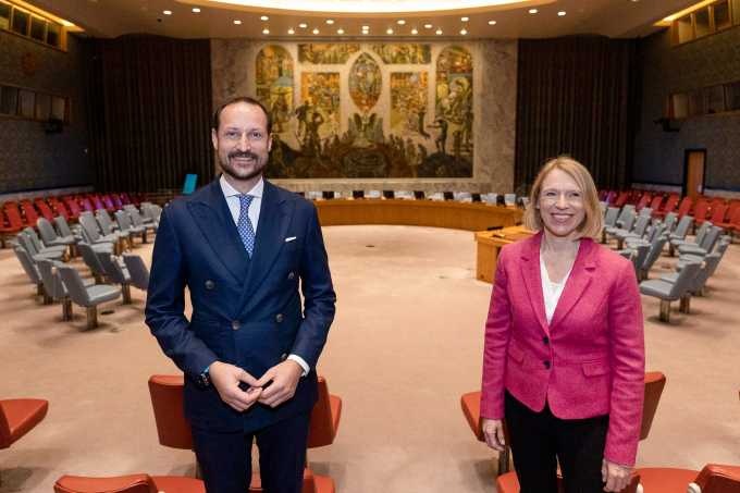 Kronprins Haakon og utenriksminister Anniken Huitfeldt på plass i FNs sikkerhetsrådssal. (Foto: Pontus Höök / Utenriksdepartementet)